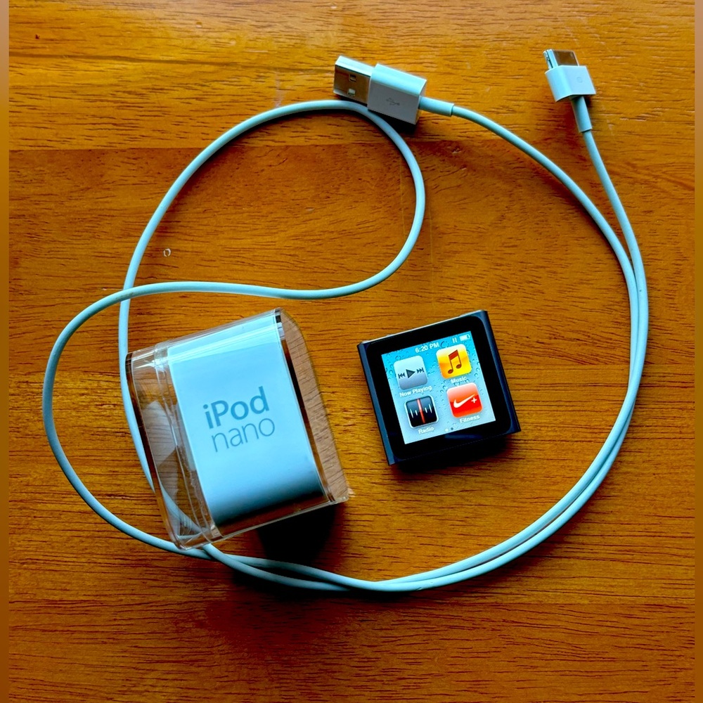 iPod Nano - 8GB - with charging cord